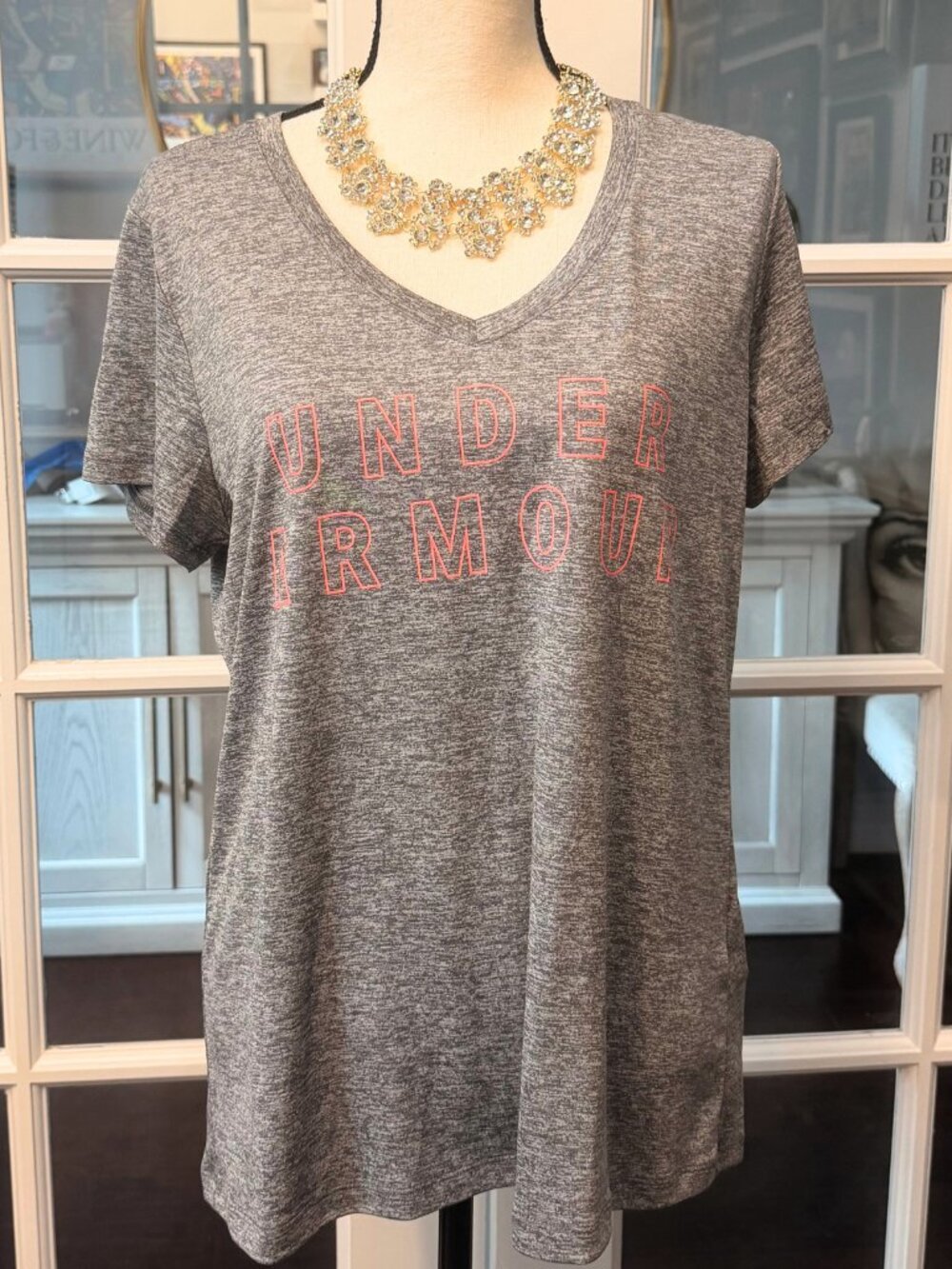 NWOT Under Armour Women's Loose Fit HeatGear Heather Gray V-Neck T-Shirt L